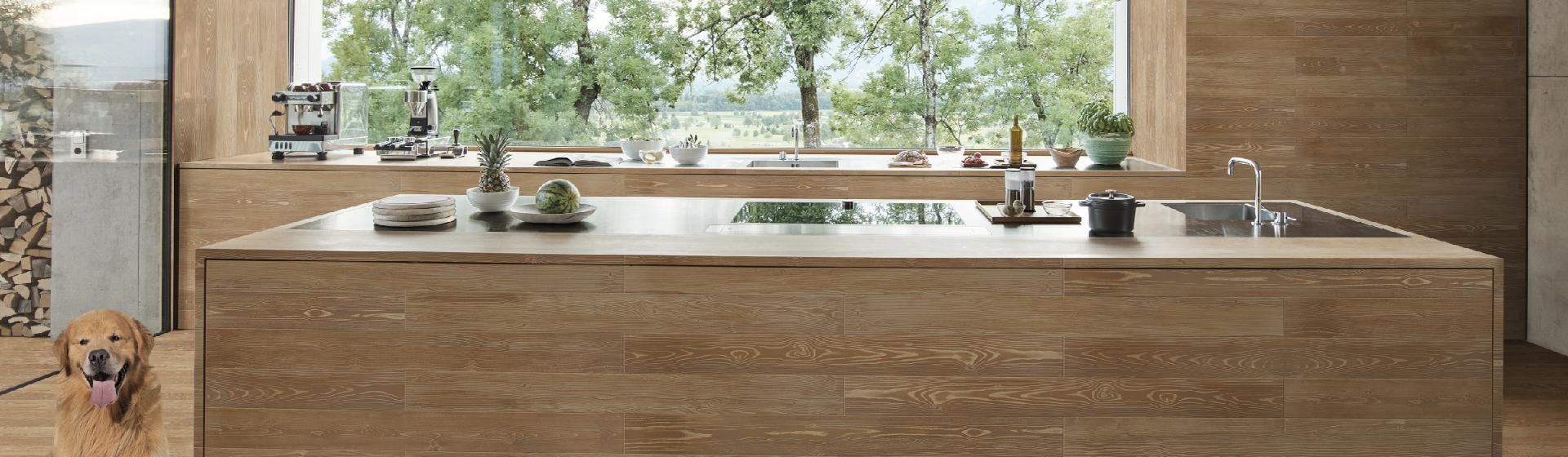 Linha de Revestimento Cer�mico / Porcelanato Ecollection - A marcenaria artesanal foi refer�ncia para a cole��o de madeiras 2016, interpretada em 3 novas esp�cies.
O �bano, madeira escura do norte da �frica, apresenta-se em t�buas mais longil�neas, seja no comprimento 1,20m ou 1,80m e no parquet Chevron.
A cores intensas em tons chocolates com nuances mel e petr�leo revelam a sofistica��o dessa rara madeira.
O Jequitib�, madeira de lei brasileira, bel�ssima naturalmente, vestiu-se de uma t�cnica francesa, o decap�, transformando-se em uma proposta sofisticada e despojada.
A t�cnica de 