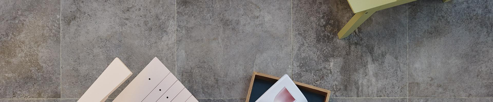 Linha de Revestimento Cer�mico / Porcelanato Gibraltar - Superf�cies mais intensas e relevos expressivos marcam essa pedra. Inspirada na pedra de Gibraltar, um grande rochedo localizado na esquina do Mar Mediterr�neo com o Oceano Atl�ntico, sua proposta � transitar em ambientes internos e externos de atmosfera mais r�stica. Tons naturais, grande formato 90x90 e um corte chevron garantem o charme de Gibraltar.
A integra��o crom�tica com outros materiais do portf�lio Portobello faz parte do conceito dessa linha, que tem personalidade e mem�ria. Essa pedra, na mitologia grega, representa um dos ombros de H�rcules em seu desafio de usar sua for�a para atravessar o estreito de Gibraltar, e tamb�m � conhecida como um dos pilares de H�rcules.
