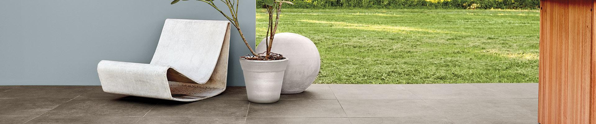 Linha de Revestimento Cer�mico / Porcelanato Gotham - Muito antes de ser famosa na fic��o, Gotham City j� representava uma metr�pole. Apelido antigo de Nova York, o nome da cidade do Batman saiu das listas telef�nicas nova-iorquinas e representa grandes cidades do mundo. 
Inspirada nesse mood urbano, Gotham traz o vi�s da diversidade, das fus�es e misturas, concretizadas no mix de agregados de rochas com cimento pigmentado.
A singularidade dessa fus�o vem do gesto que 