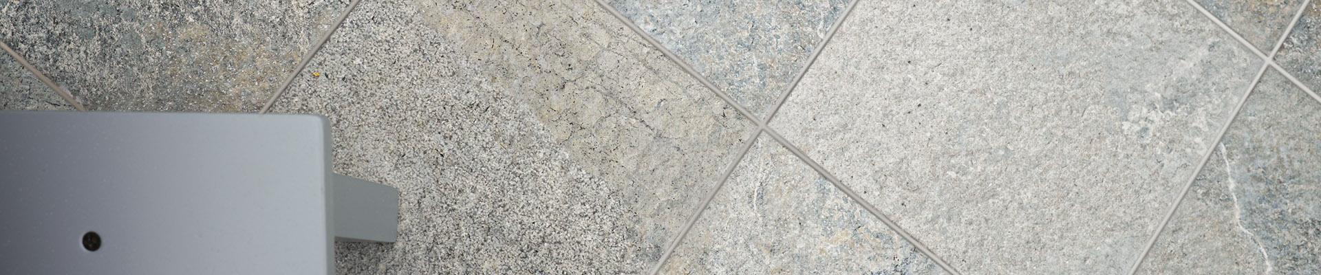 Linha de Revestimento Cer�mico / Porcelanato Indonesia - O c�rculo de fogo do Pac�fico, em grande parte na Indonesia, � uma regi�o de centenas de vulc�es, com a ocorr�ncia 
de diversas variedades de pedras vulc�nicas.
Geralmente de cores escuras e pequenos formatos, as pedras vulc�nicas dessa regi�o t�m relevo intenso, como se, em algum momento, a lava se tornasse s�lida eternizando o movimento 
das erup��es.
Indonesia reproduz as pedras vulc�nicas em diversos formatos e tr�s tonalidades. O formato 25x25 � ideal para projetos de paisagismo e de �reas de lazer, seja no piso, seja revestindo 
a piscina ou os muros. O novo formato 5x40,5, sozinho ou em composi��o com o 6,5x23 reproduz a intensidade do relevo natural com a praticidade do porcelanato. Indonesia inova em projetos outdoor e ousa em projetos indoor.
