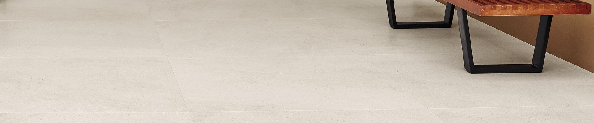 Linha de Revestimento Cer�mico / Porcelanato Karst - Um limestone elaborado e suave. Com desenho intenso, que se manifesta suavemente em tom sobre tom, em cartela de cores neutras. Inspirada na origem do limestone, Karst faz refer�ncia � forma��o geol�gica dessa tipologia de pedra. 

Existem diversos pelo mundo, mas vem do Bohemian Karst, localizado na Europa Central, o limestone reproduzido para a Cole��o 2016. 
Porcelanato de Massa Colorida, para uso residencial e comercial, com relevo espec�fico para uso externo, e vers�o plana para uso interno em cores do PBTone.
Uma pedra sofisticada e atemporal, que garante a eleg�ncia de projetos contempor�neos.
