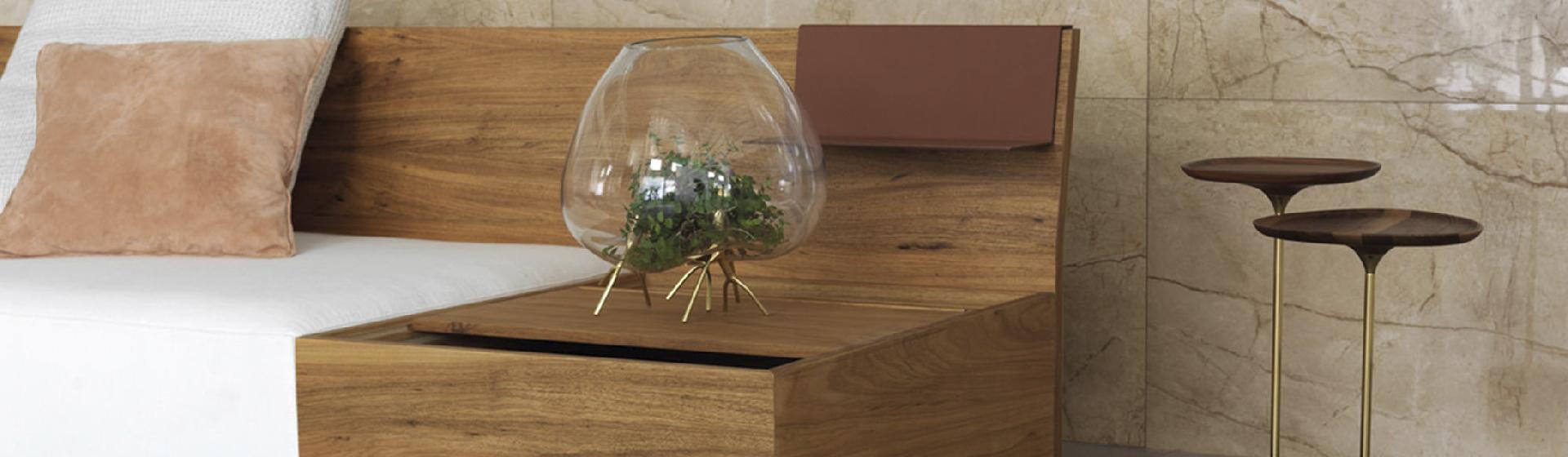 Linha de Revestimento Cer�mico / Porcelanato Marmi Classico - Os m�rmores brancos s�o cada vez mais raros na natureza e, eterniz�-los em porcelanato, � um dos desafios do Design Portobello.
O Golden Calacata, m�rmore de origem italiana, � o novo cl�ssico da cole��o.
De uma cava do Monte Altissimo reproduzimos uma lastra verdadeiramente bela, desse m�rmore que combina grafite e branco, com sutis ocorr�ncias de ouro.
A sofistica��o do Calacata � algo natural, que transforma projetos e ambientes em espa�os mais elegantes. As grandes lastras em porcelanato, como o formato 60x180cm, �aliadas � superf�cie polida, s�o puro luxo, mas sem ostenta��o.
Os m�rmores negros s�o rar�ssimos e, reproduzi-los em porcelanato � um desafio t�cnico e de design.
De origem espanhola, o Nero Marquina � novidade e inova��o. O contraste entre a superf�cie escura e os veios alv�ssimos revelam a origem nobre desse m�rmore.
Compor Nero Marquina e Calacata tamb�m � um cl�ssico para design de interiores.
M�rmore crema que ocorre na regi�o de Brescia, no norte da Italia, o Avorio di Brescia � um botticcino de desenho suave e elegante, de tonalidade clara, perfeito para uso na casa toda.