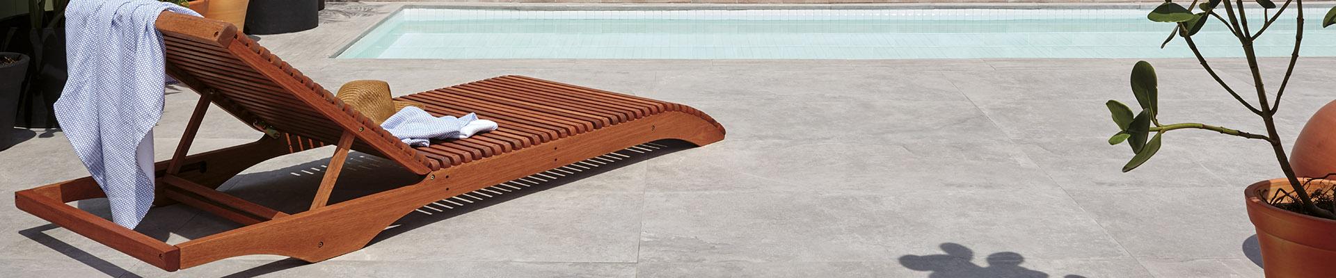 Linha de Revestimento Cer�mico / Porcelanato Portland Stone - Na parte alta de uma pequena ilha, na Jurassic Coast, h� 200km de Londres, no Canal da Mancha, h� uma pedra muito particular. Portland Stone! Um limestone de cores frias e acinzentadas, que inspirou o nome do cimento portland e est� presente em grandes obras de arquitetura ao redor do mundo. Em Nova York, no pr�dio da ONU, em v�rias obras de Londres, inclusive na parte reconstru�da ap�s o inc�ndio de 1666 do Pal�cio de Buckingham, na Catedral de St Paul, entre outras.
Essa pedra � o ponto de partida e a inspira��o desse projeto de design. A partir do limestone, que se faz de concreto, redesenhamos a pedra. Ora pedra, ora concreto. Puro design. 
Para uso interno e externo, Portland Stone � contempor�neo com tradi��o, � belo e ousado, � a pedra que faltava.
