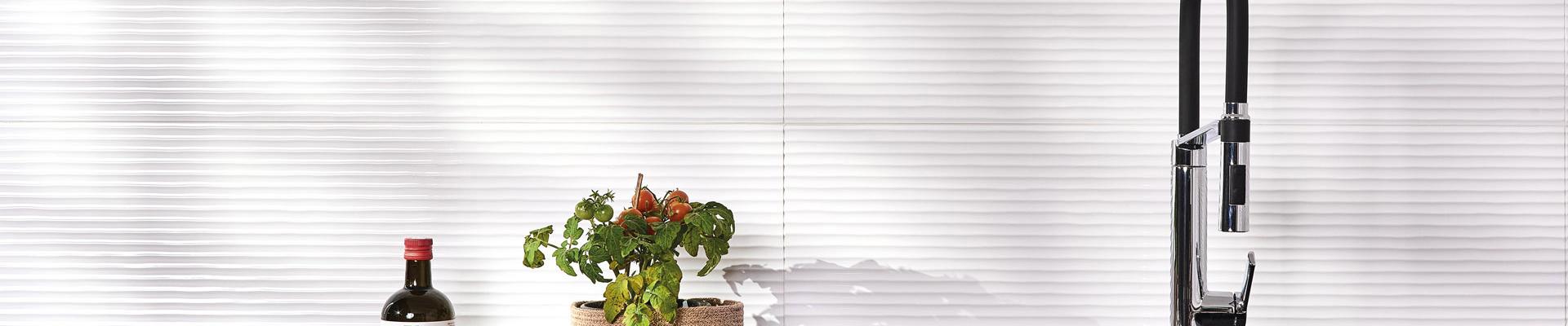 Linha de Revestimento Cer�mico / Porcelanato Wall Mosaic - Vestir a casa � uma experi�ncia de personaliza��o. E as paredes s�o as protagonistas desse processo. Uma sele��o de relevos e texturas que atuam como papel de parede ou como superf�cies tridimensionais comp�em as novidades dessa linha exclusiva para paredes.
Em branco ou reproduzindo materiais como madeira, pedra ou concreto, Wall Mosaic renova o closet Portobello para paredes.